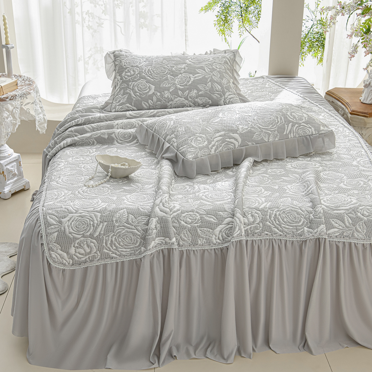 91家纺网 家纺一手货源 找家纺 绘萱家居 2026春夏新款530克PE100%提花冰凉豆豆床裙款凉席席子空调软席 玫瑰花香-灰