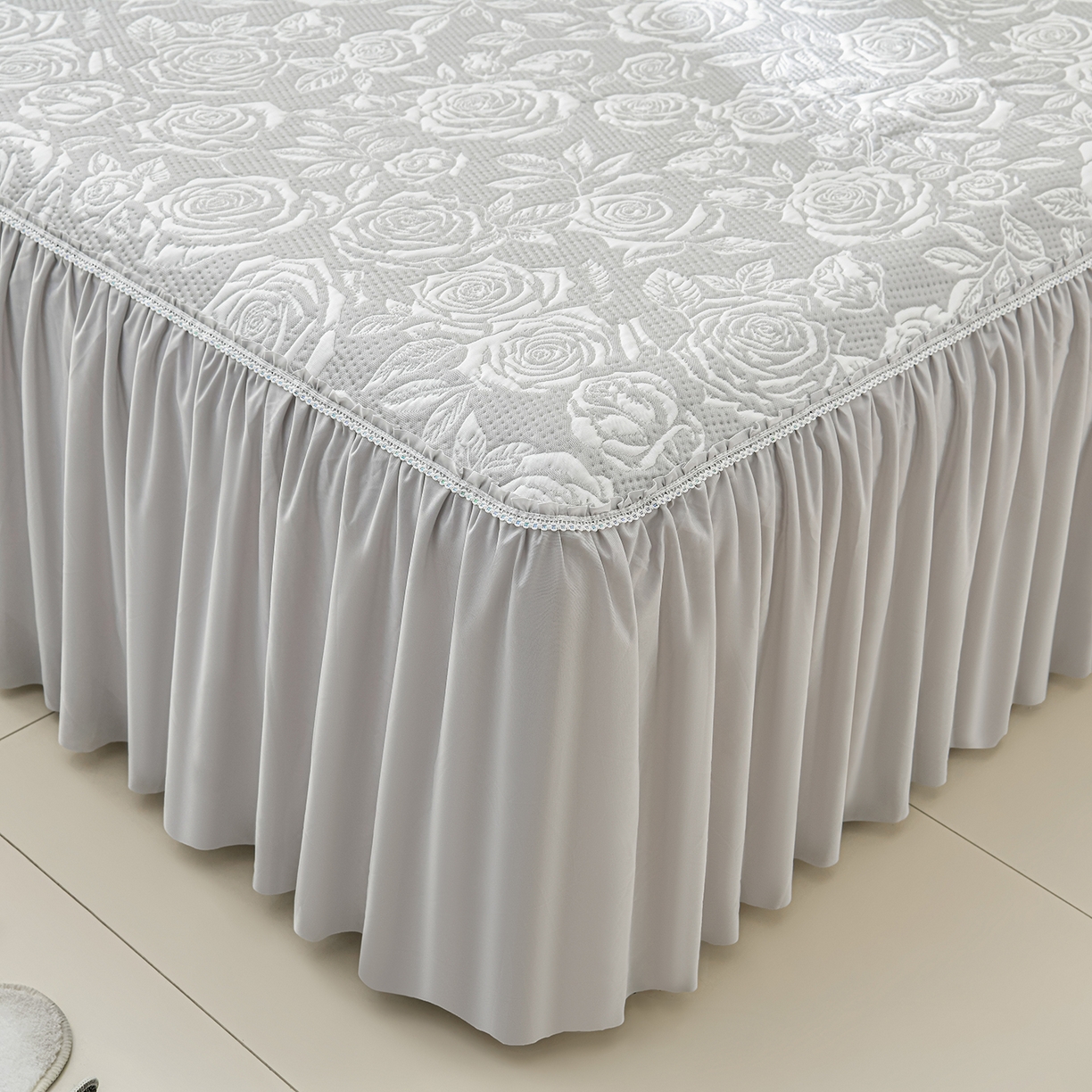 91家纺网 家纺一手货源 找家纺 绘萱家居 2026春夏新款530克PE100%提花冰凉豆豆床裙款凉席席子空调软席 玫瑰花香-灰