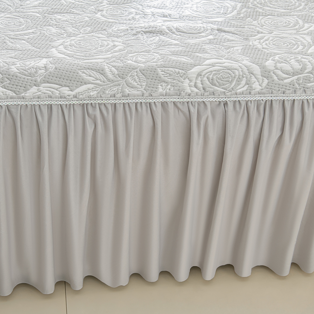 91家纺网 家纺一手货源 找家纺 绘萱家居 2026春夏新款530克PE100%提花冰凉豆豆床裙款凉席席子空调软席 玫瑰花香-灰