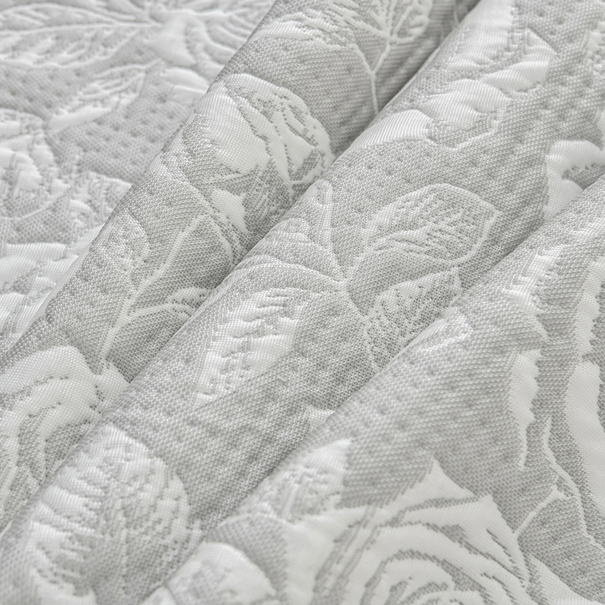 91家纺网 家纺一手货源 找家纺 绘萱家居 2026春夏新款530克PE100%提花冰凉豆豆床裙款凉席席子空调软席 玫瑰花香-灰