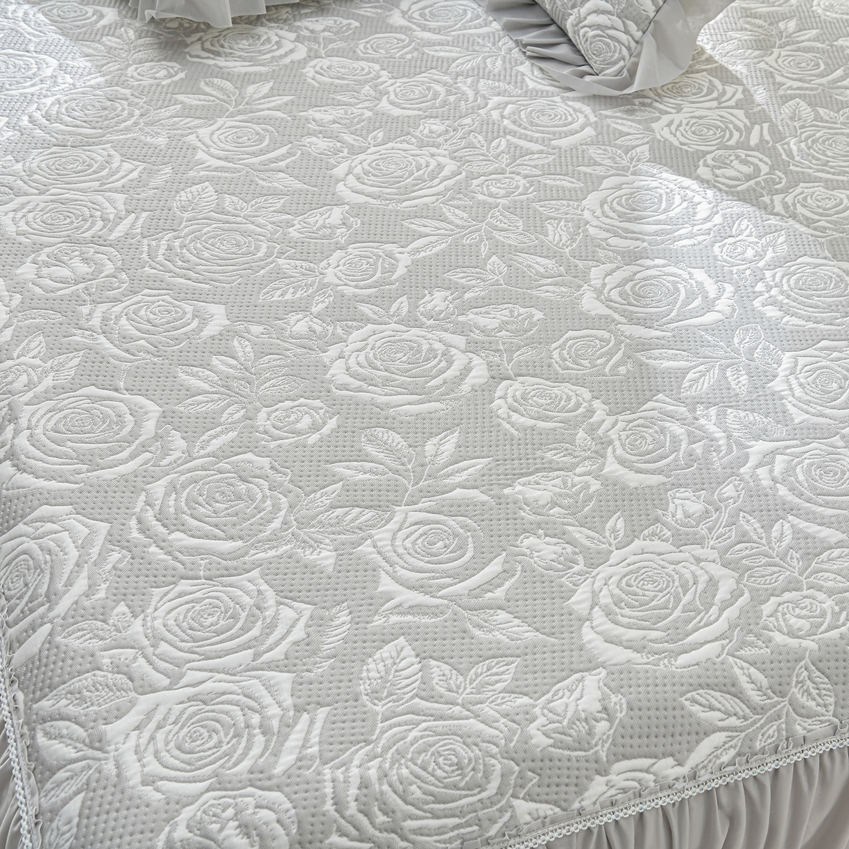 91家纺网 家纺一手货源 找家纺 绘萱家居 2026春夏新款530克PE100%提花冰凉豆豆床裙款凉席席子空调软席 玫瑰花香-灰