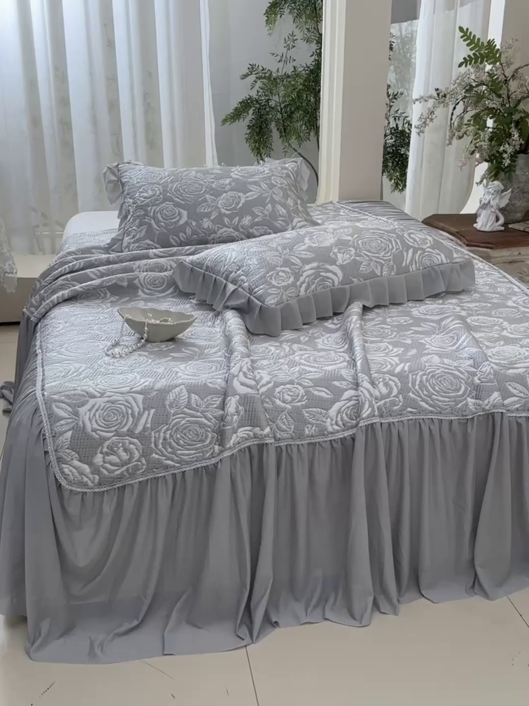 91家纺网 家纺一手货源 找家纺 绘萱家居 2026春夏新款530克PE100%提花冰凉豆豆床裙款凉席席子空调软席 玫瑰花香-灰