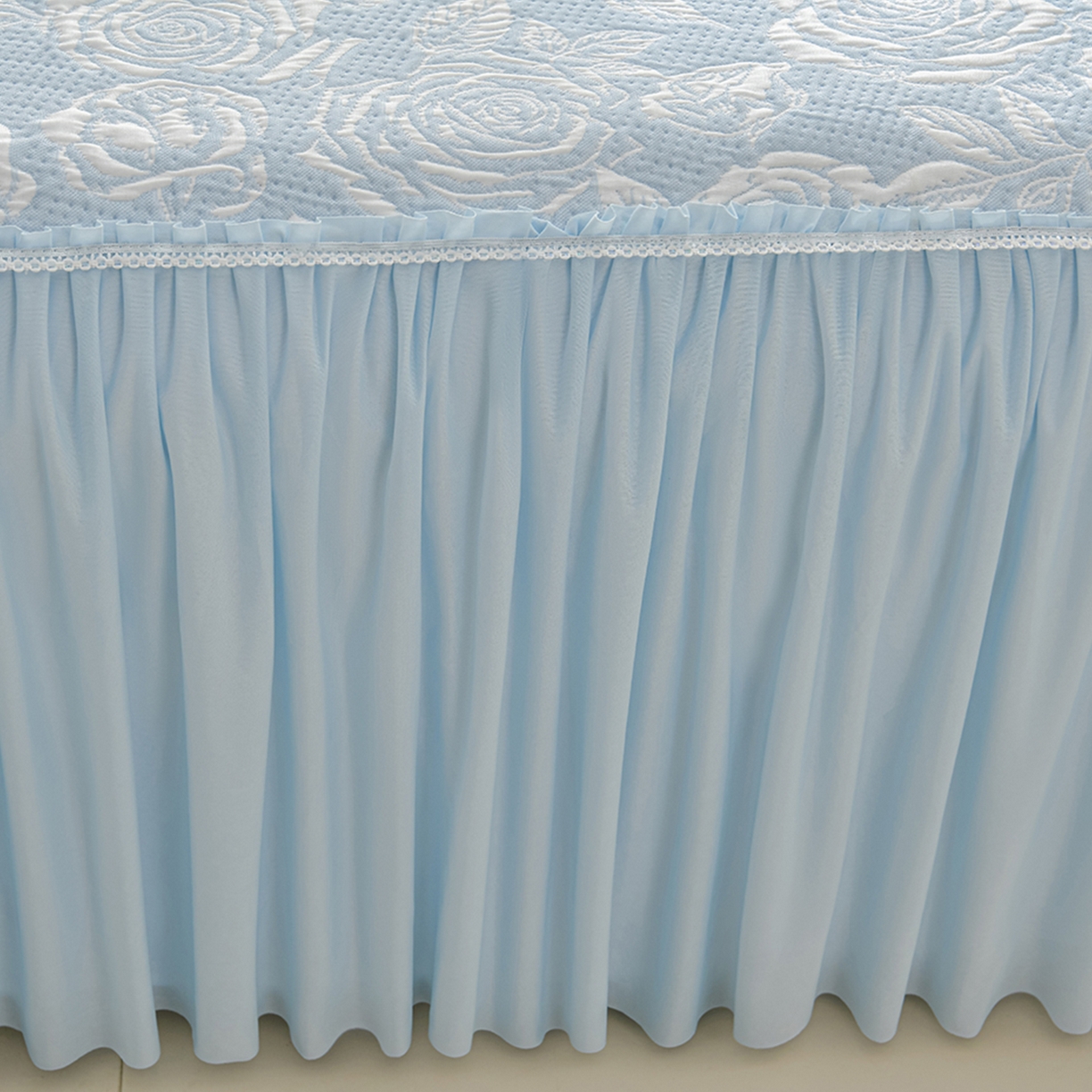 91家纺网 家纺一手货源 找家纺 绘萱家居 2026春夏新款530克PE100%提花冰凉豆豆床裙款凉席席子空调软席 玫瑰花香-蓝