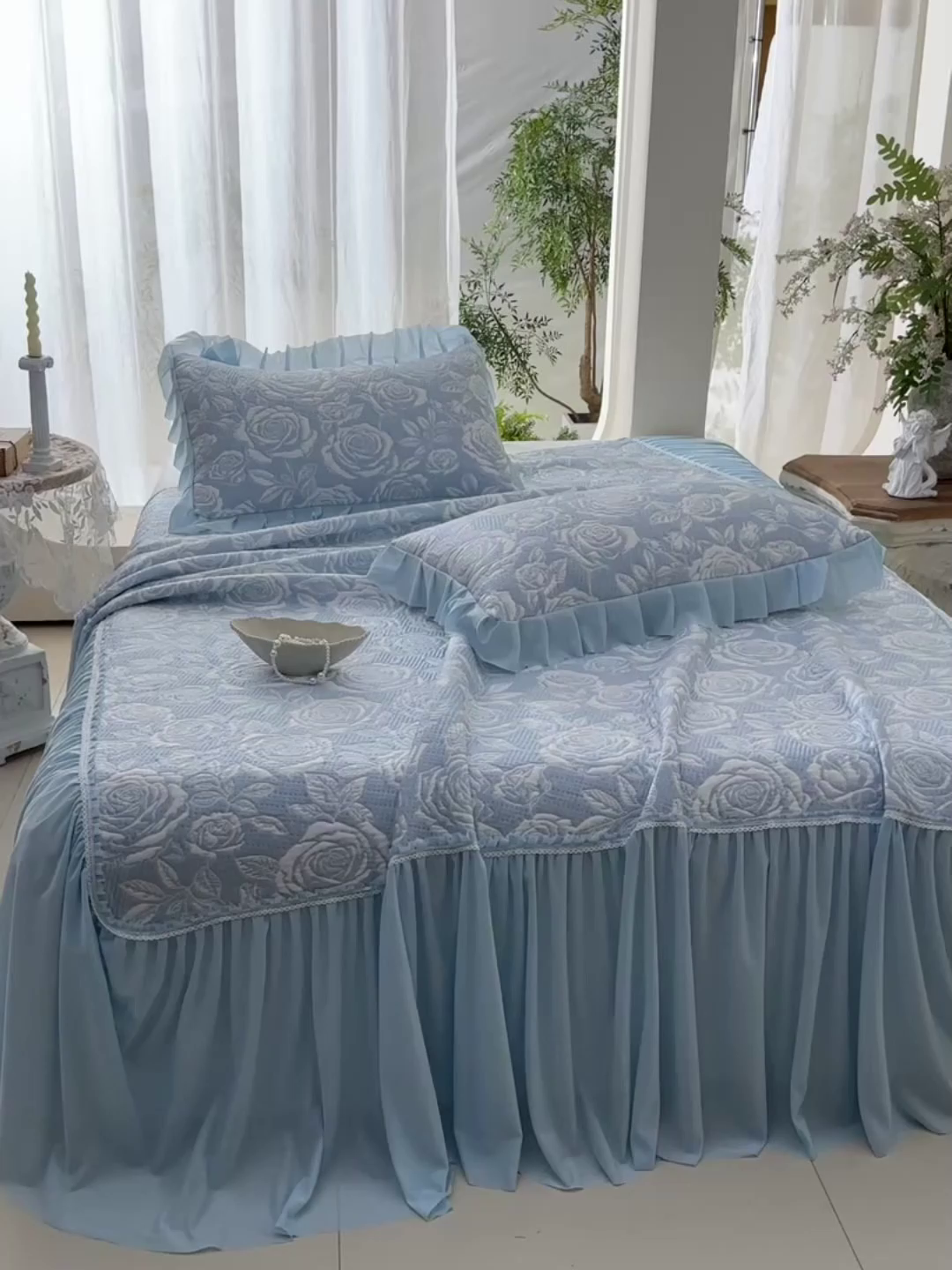 91家纺网 家纺一手货源 找家纺 绘萱家居 2026春夏新款530克PE100%提花冰凉豆豆床裙款凉席席子空调软席 玫瑰花香-蓝