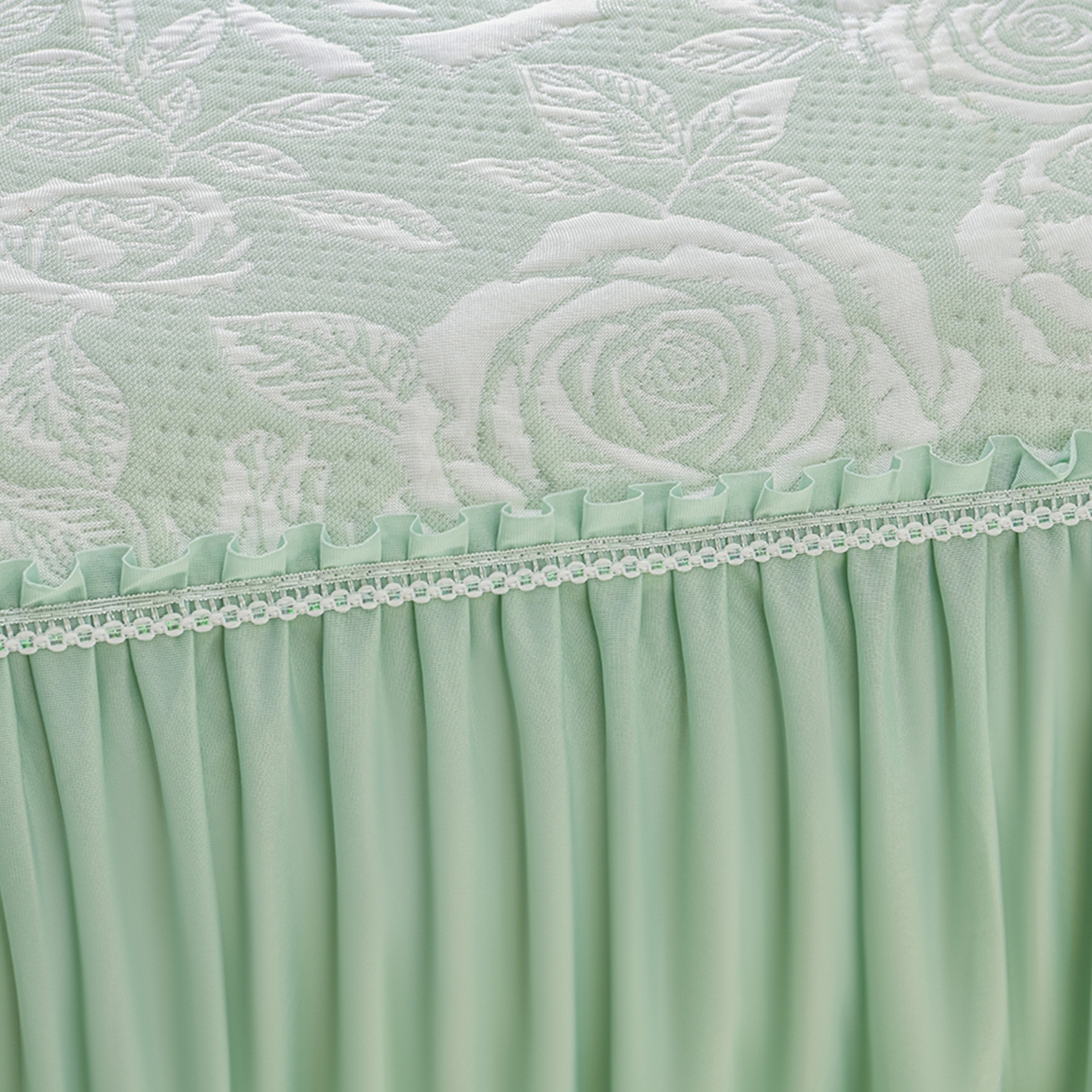 91家纺网 家纺一手货源 找家纺 绘萱家居 2026春夏新款530克PE100%提花冰凉豆豆床裙款凉席席子空调软席 玫瑰花香-绿