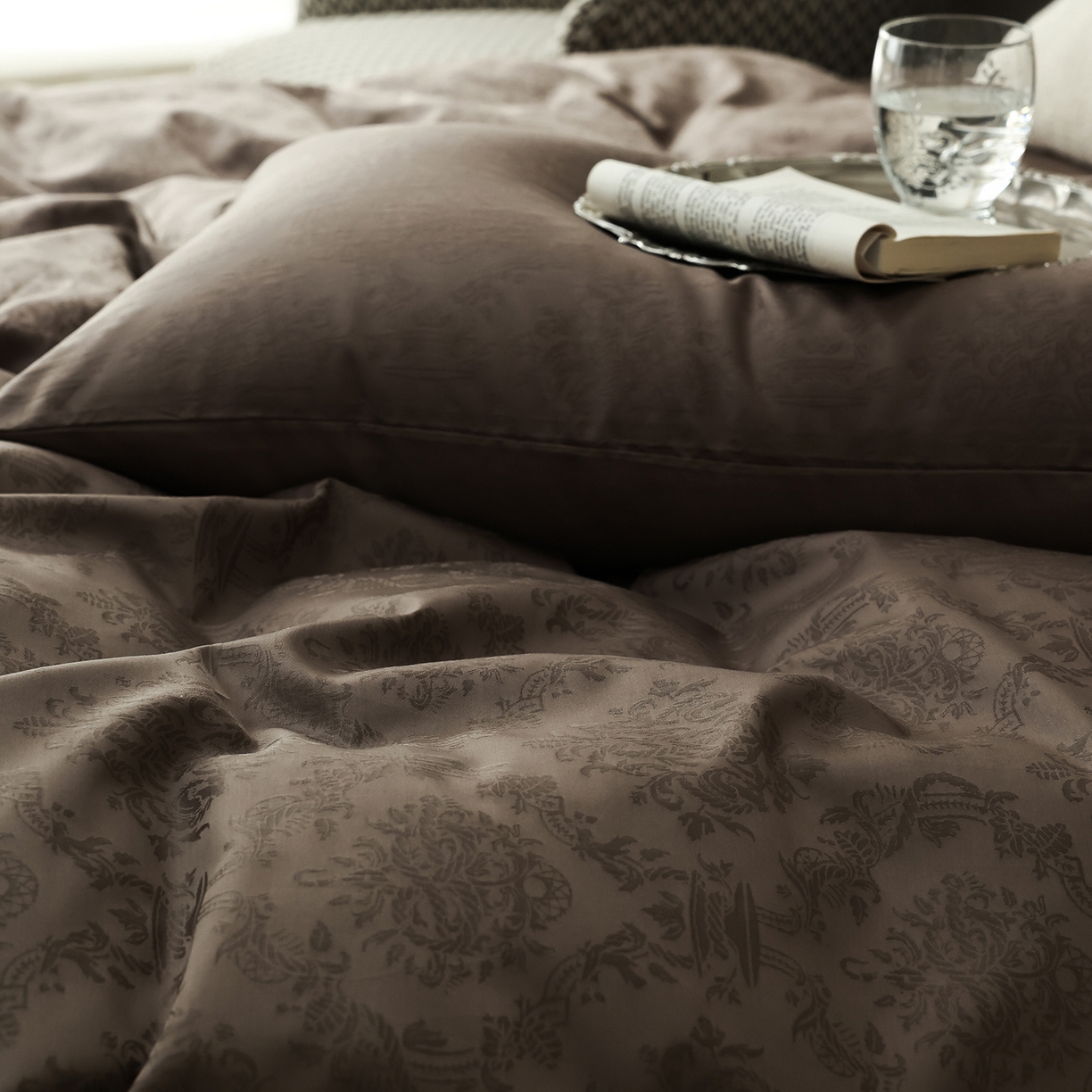 91家纺网 家纺一手货源 找家纺 （总）ONE TWO ONE 121 2026新款50支长绒棉提花四件套系列-微风知韵-轻咖