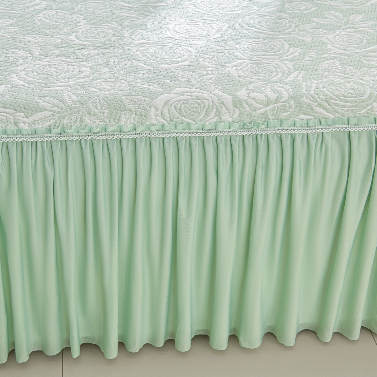 91家纺网 家纺一手货源 找家纺 绘萱家居 2026春夏新款530克PE100%提花冰凉豆豆床裙款凉席席子空调软席 玫瑰花香-绿