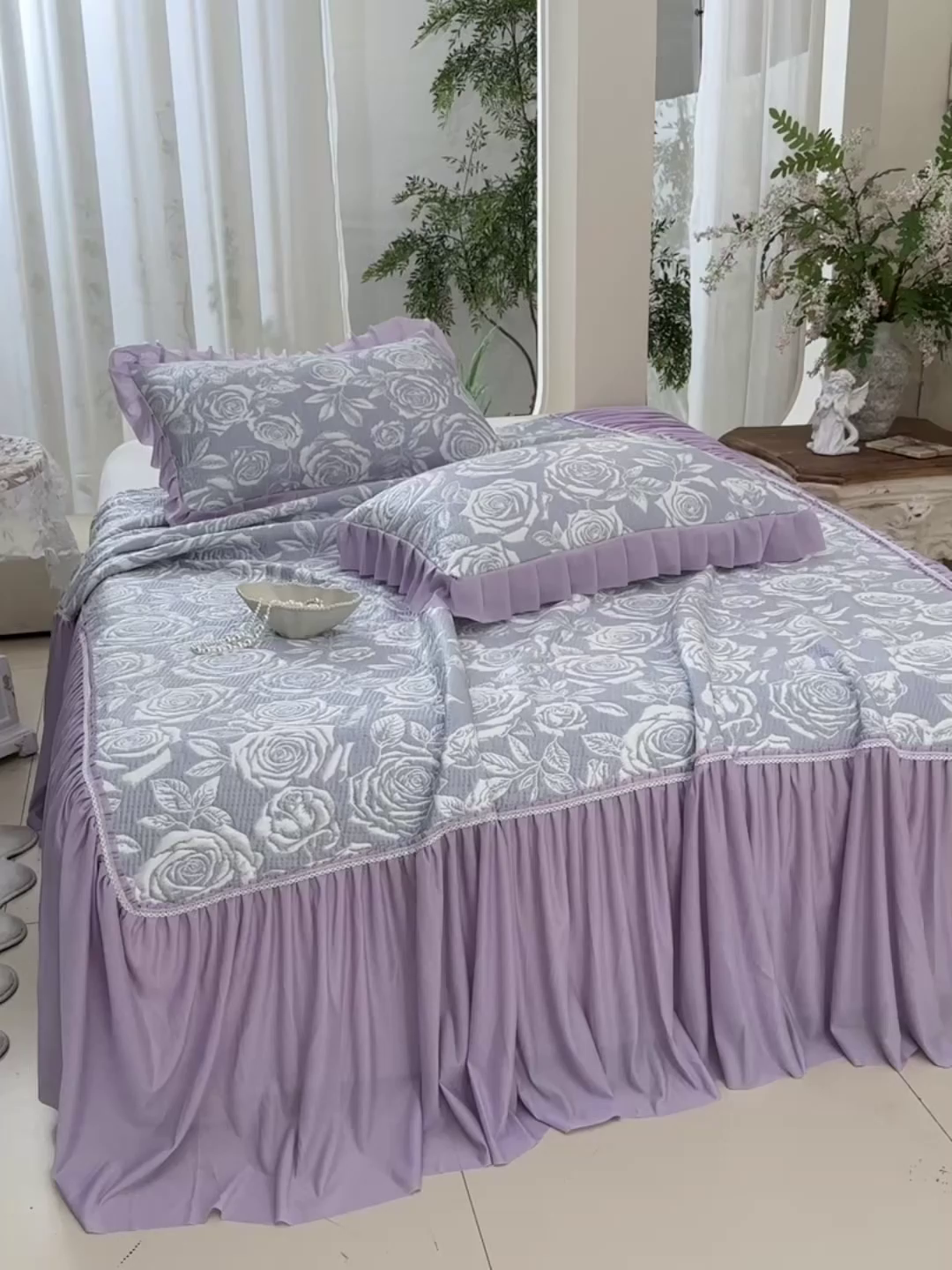 91家纺网 家纺一手货源 找家纺 绘萱家居 2026春夏新款530克PE100%提花冰凉豆豆床裙款凉席席子空调软席 玫瑰花香-紫