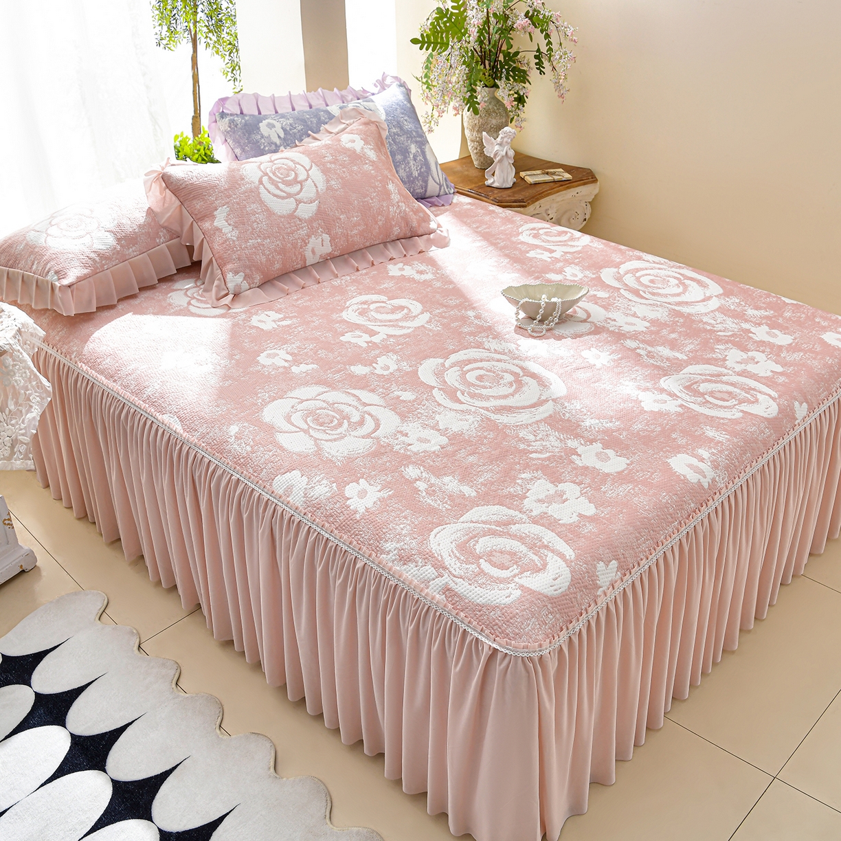 91家纺网 家纺一手货源 找家纺 绘萱家居 2026春夏新款530克PE100%提花冰凉豆豆床裙款凉席席子空调软席 云裳玫瑰-粉