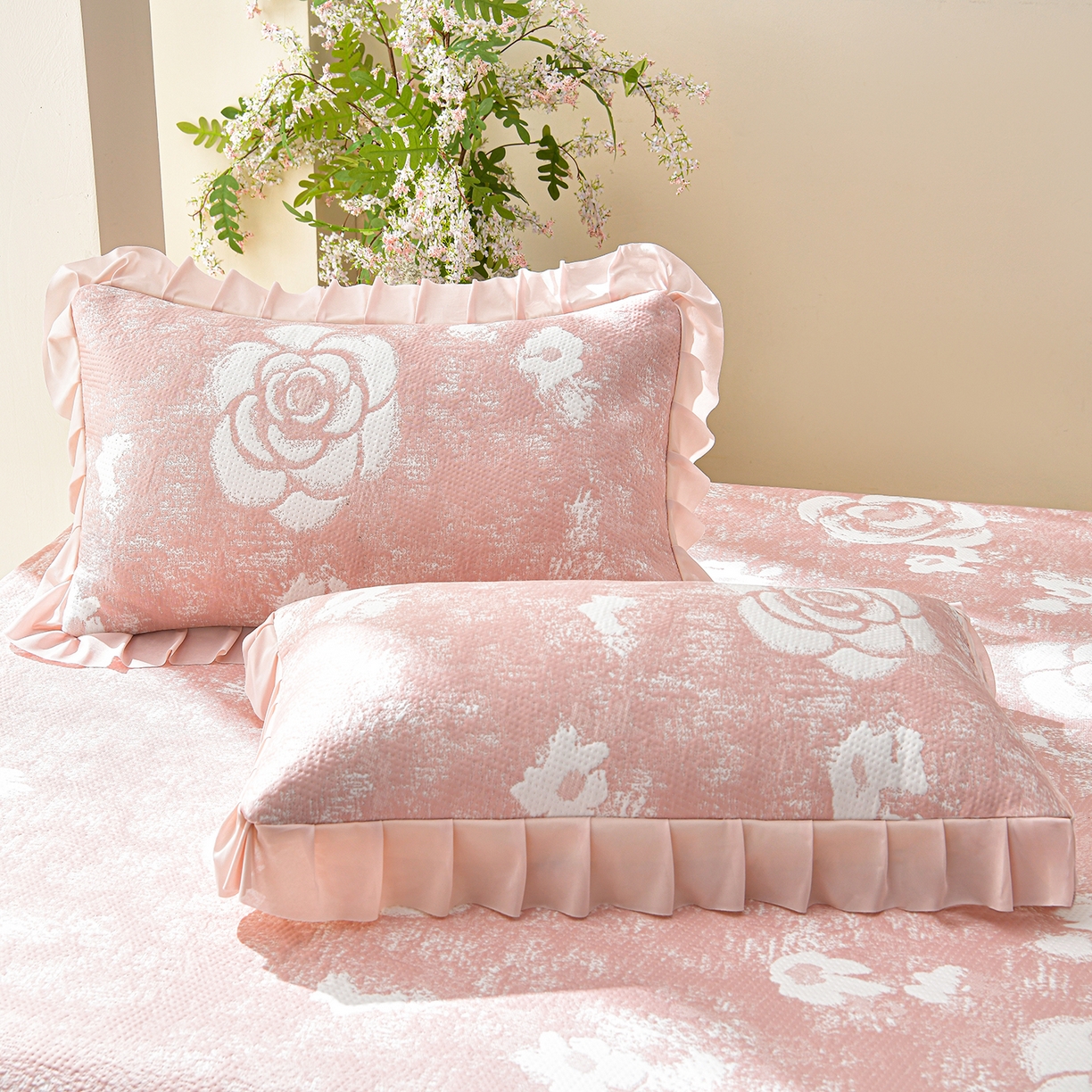 91家纺网 家纺一手货源 找家纺 绘萱家居 2026春夏新款530克PE100%提花冰凉豆豆床裙款凉席席子空调软席 云裳玫瑰-粉