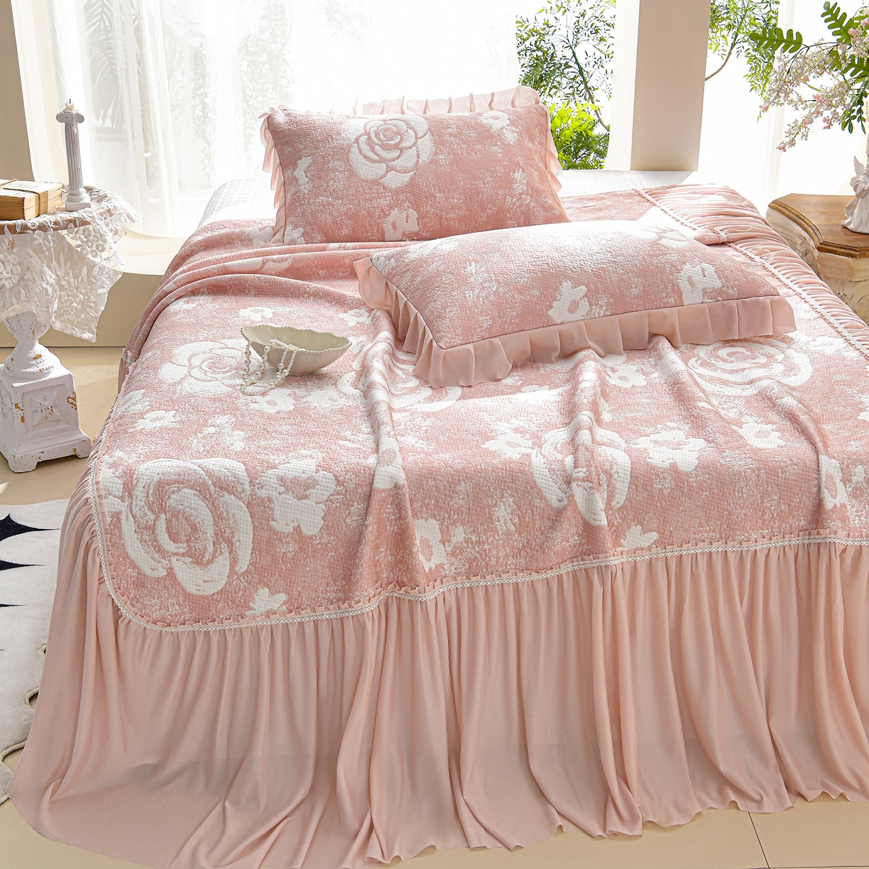 91家纺网 家纺一手货源 找家纺 绘萱家居 2026春夏新款530克PE100%提花冰凉豆豆床裙款凉席席子空调软席 云裳玫瑰-粉