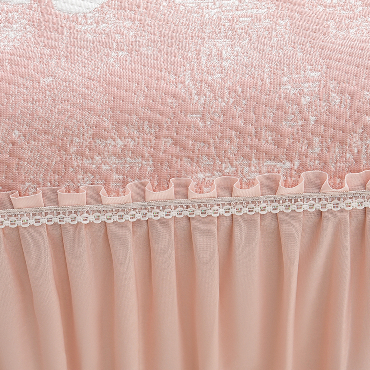 91家纺网 家纺一手货源 找家纺 绘萱家居 2026春夏新款530克PE100%提花冰凉豆豆床裙款凉席席子空调软席 云裳玫瑰-粉