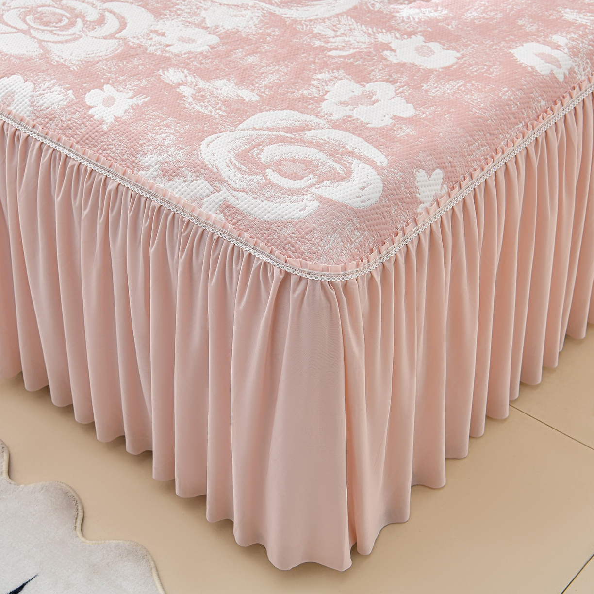 91家纺网 家纺一手货源 找家纺 绘萱家居 2026春夏新款530克PE100%提花冰凉豆豆床裙款凉席席子空调软席 云裳玫瑰-粉