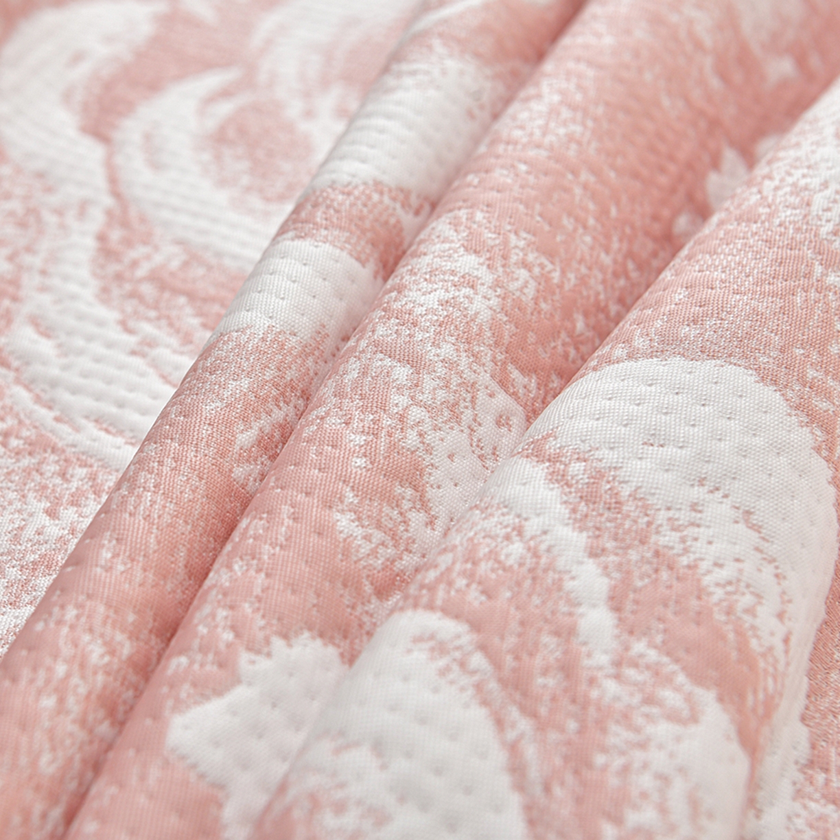 91家纺网 家纺一手货源 找家纺 绘萱家居 2026春夏新款530克PE100%提花冰凉豆豆床裙款凉席席子空调软席 云裳玫瑰-粉