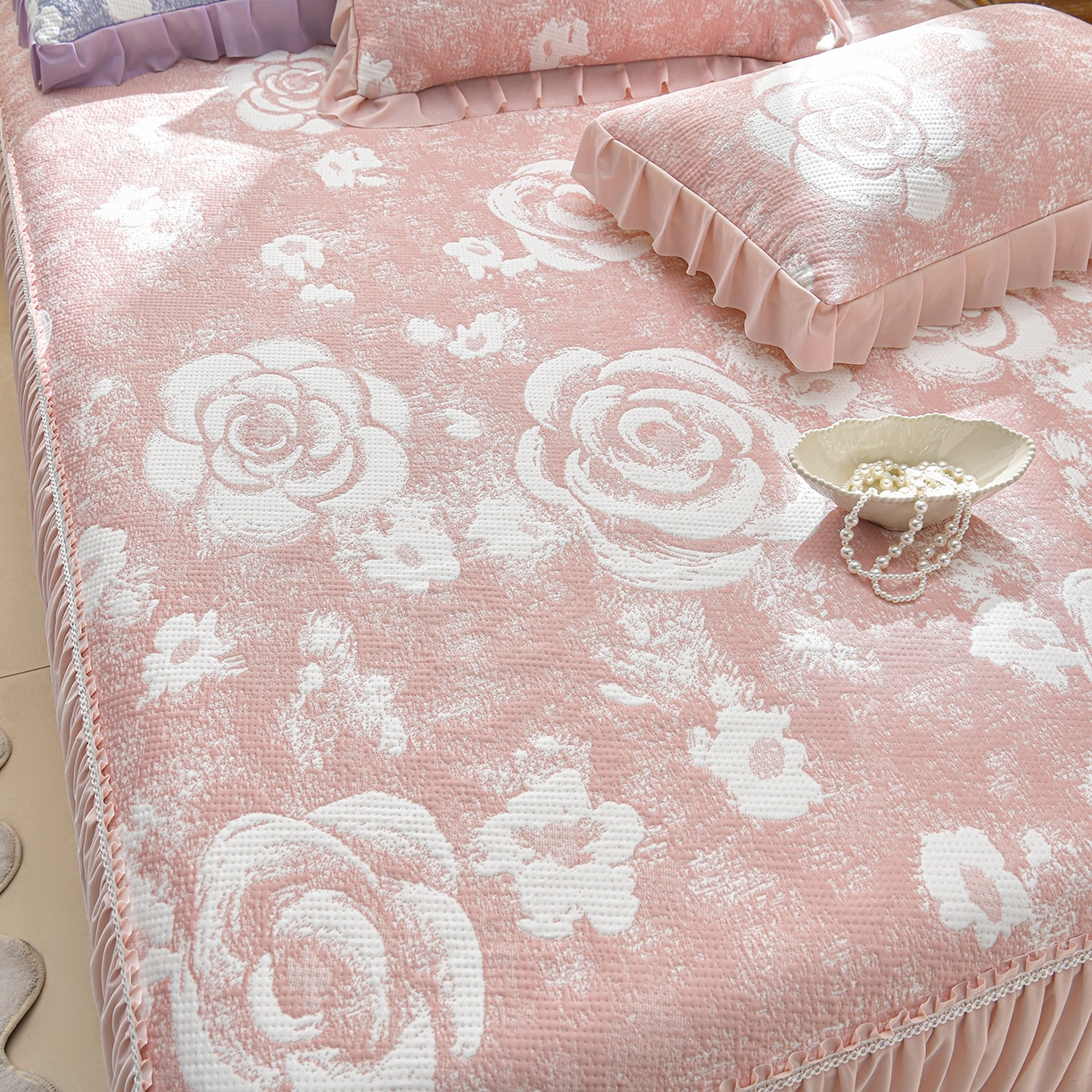 91家纺网 家纺一手货源 找家纺 绘萱家居 2026春夏新款530克PE100%提花冰凉豆豆床裙款凉席席子空调软席 云裳玫瑰-粉