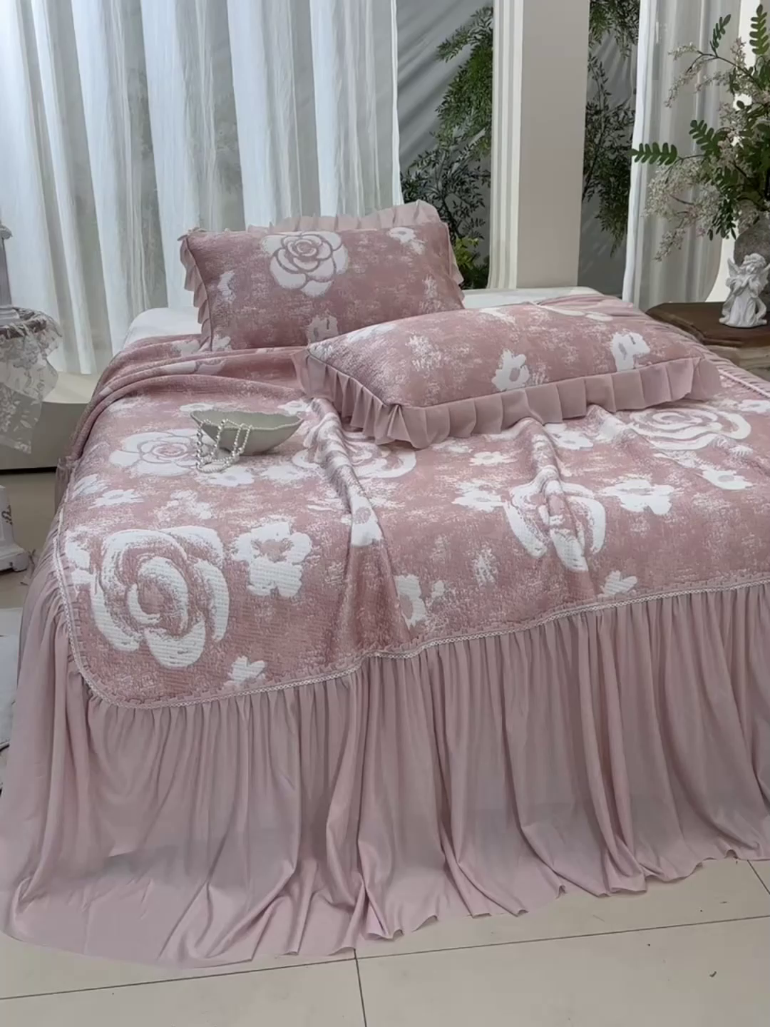 91家纺网 家纺一手货源 找家纺 绘萱家居 2026春夏新款530克PE100%提花冰凉豆豆床裙款凉席席子空调软席 云裳玫瑰-粉