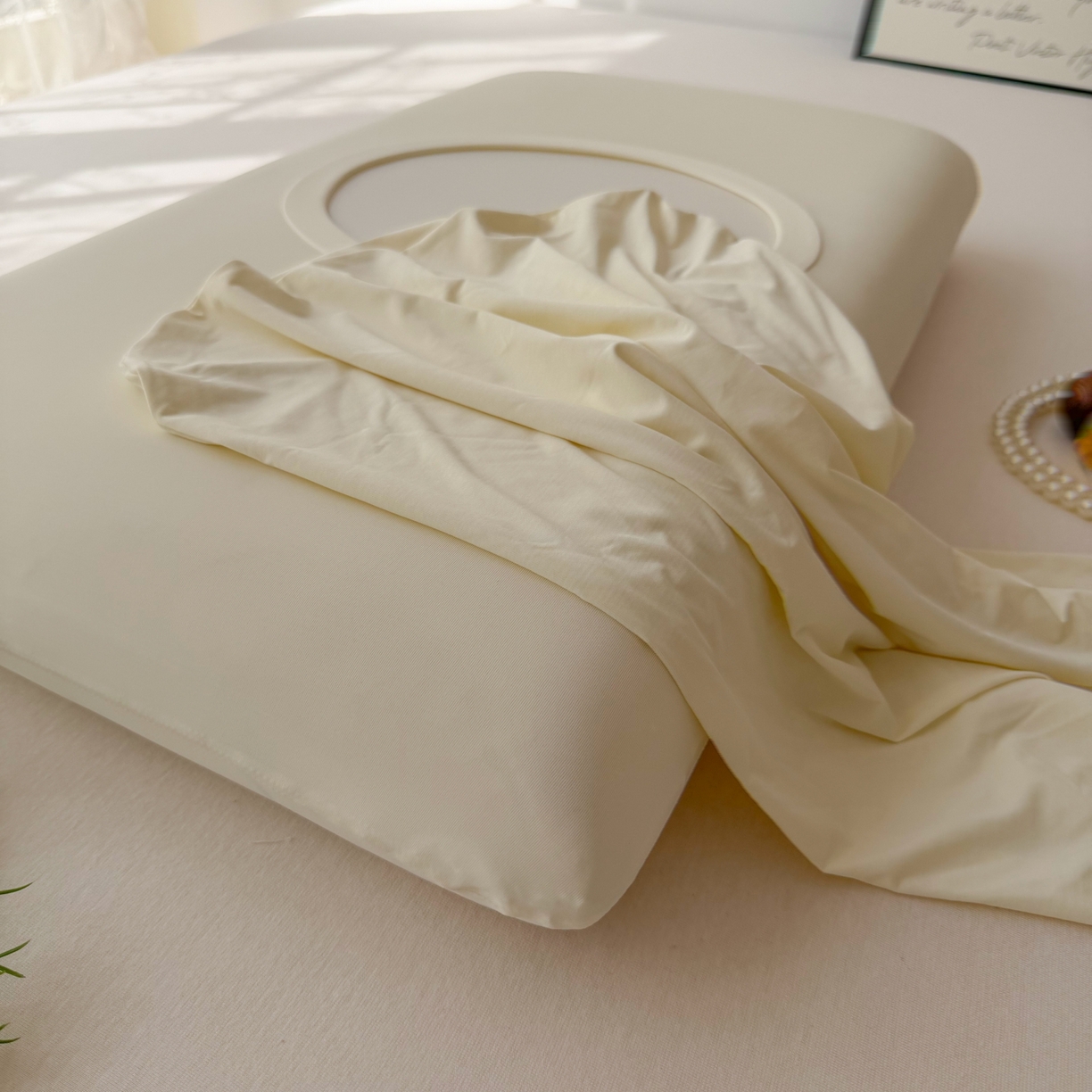 91家纺网 家纺一手货源 找家纺 百寐 2026新款夏季凉感冰皮星球深睡pro枕芯42*70保护套锦氨枕套纯色奶油色 冰皮枕套-浅鹅黄