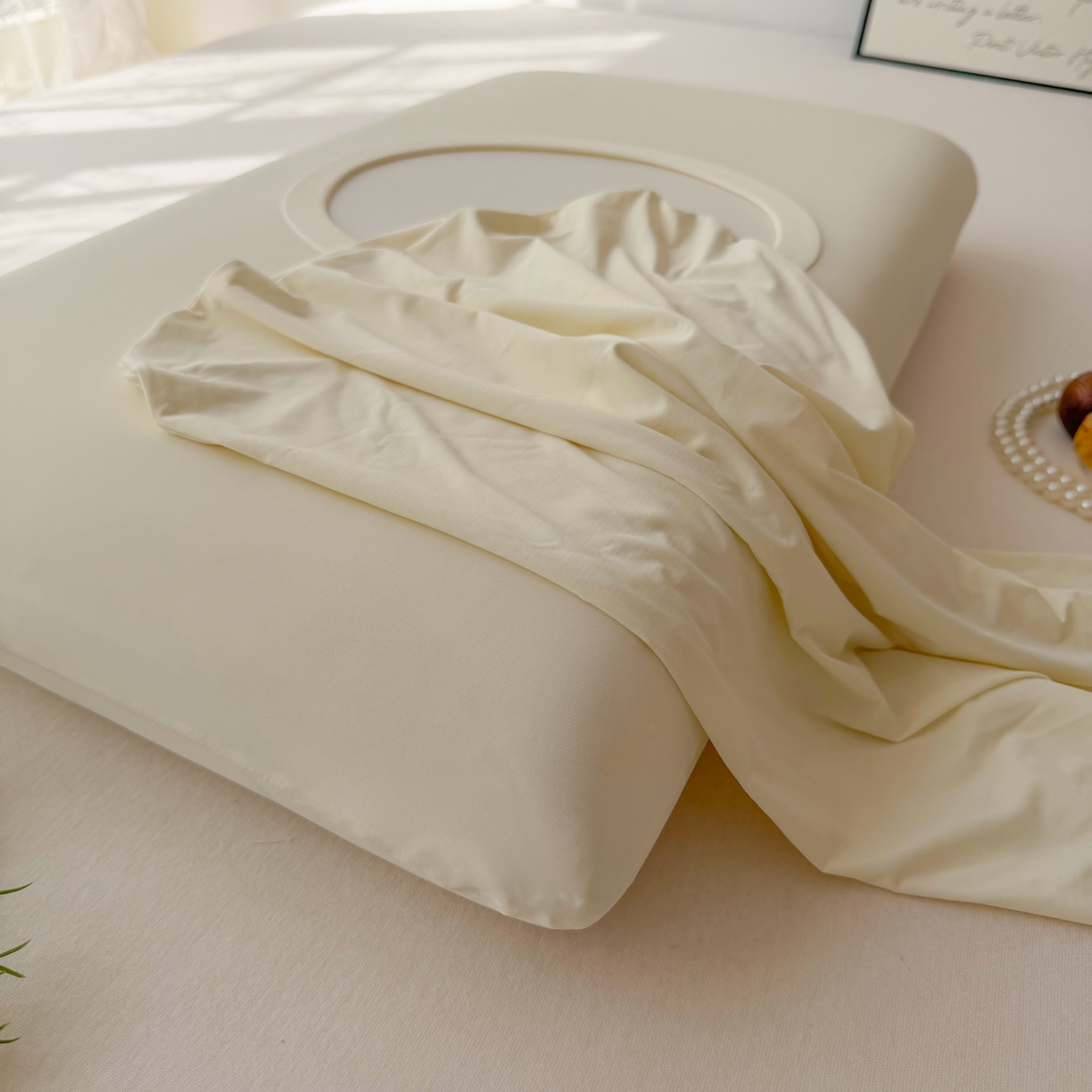 91家纺网 家纺一手货源 找家纺 百寐 2026新款夏季凉感冰皮星球深睡pro枕芯42*70保护套锦氨枕套纯色奶油色 冰皮枕套-浅鹅黄