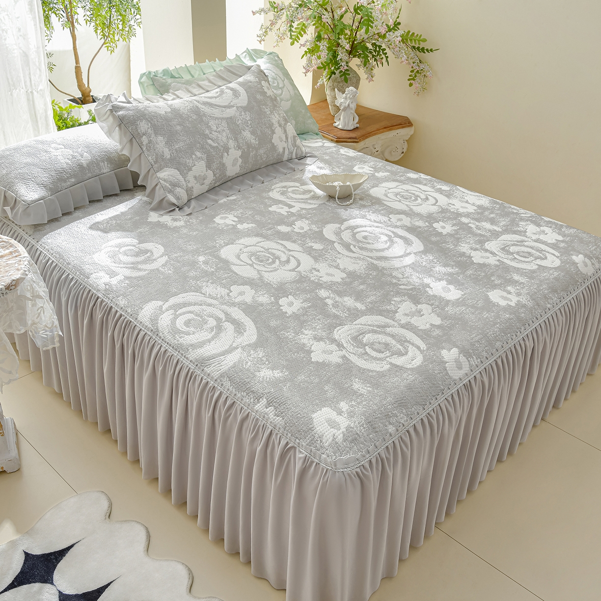 91家纺网 家纺一手货源 找家纺 绘萱家居 2026春夏新款530克PE100%提花冰凉豆豆床裙款凉席席子空调软席 云裳玫瑰-灰