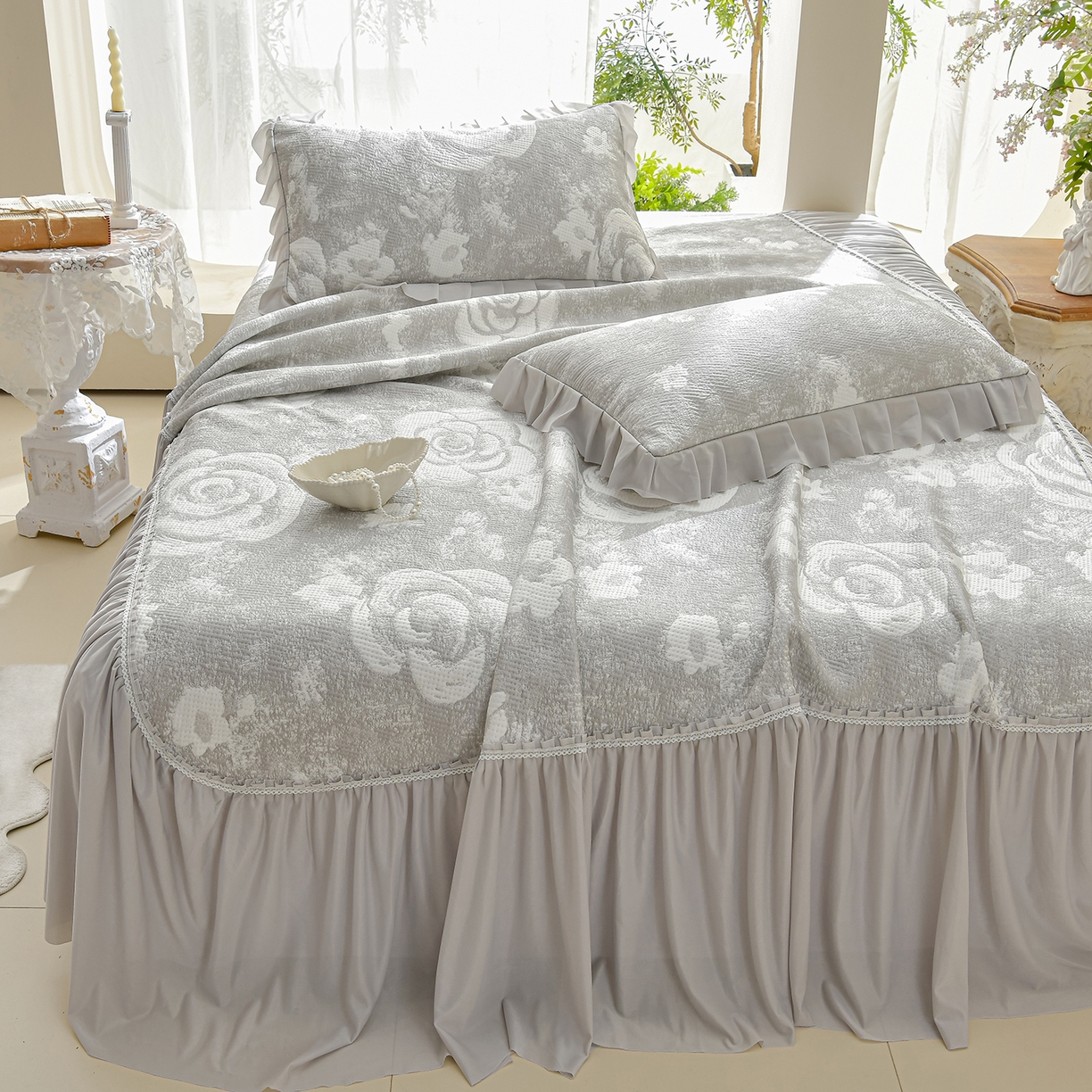 91家纺网 家纺一手货源 找家纺 绘萱家居 2026春夏新款530克PE100%提花冰凉豆豆床裙款凉席席子空调软席 云裳玫瑰-灰