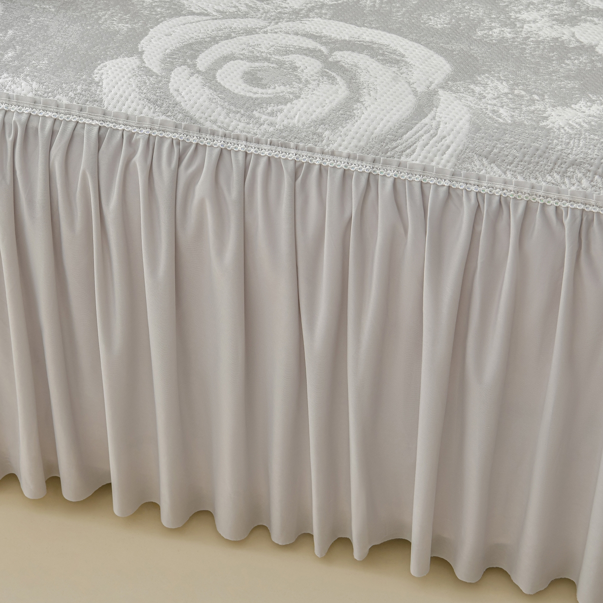 91家纺网 家纺一手货源 找家纺 绘萱家居 2026春夏新款530克PE100%提花冰凉豆豆床裙款凉席席子空调软席 云裳玫瑰-灰