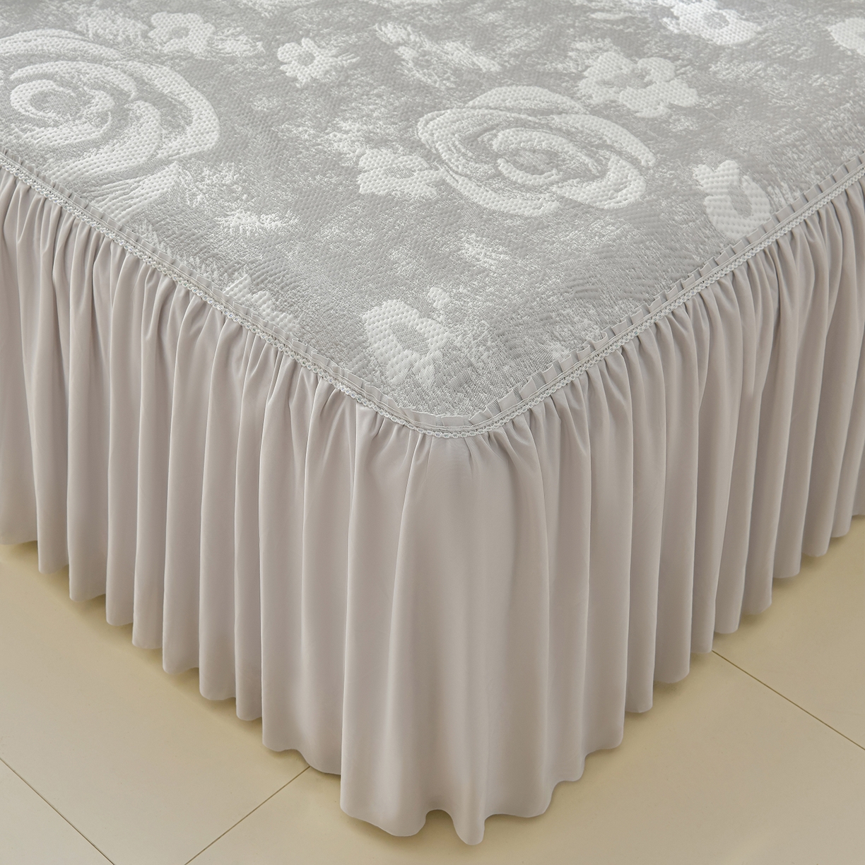 91家纺网 家纺一手货源 找家纺 绘萱家居 2026春夏新款530克PE100%提花冰凉豆豆床裙款凉席席子空调软席 云裳玫瑰-灰