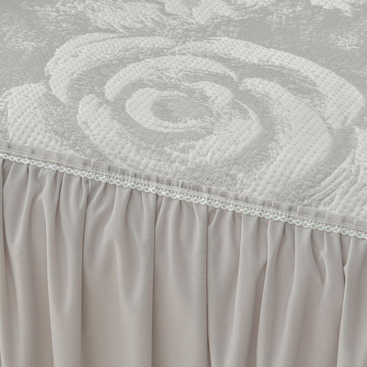 91家纺网 家纺一手货源 找家纺 绘萱家居 2026春夏新款530克PE100%提花冰凉豆豆床裙款凉席席子空调软席 云裳玫瑰-灰