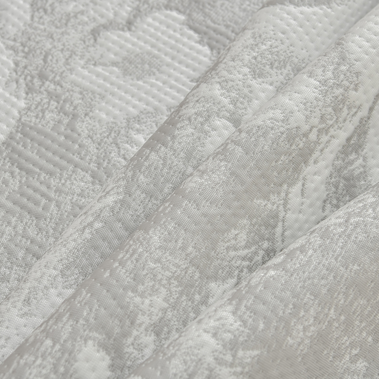 91家纺网 家纺一手货源 找家纺 绘萱家居 2026春夏新款530克PE100%提花冰凉豆豆床裙款凉席席子空调软席 云裳玫瑰-灰