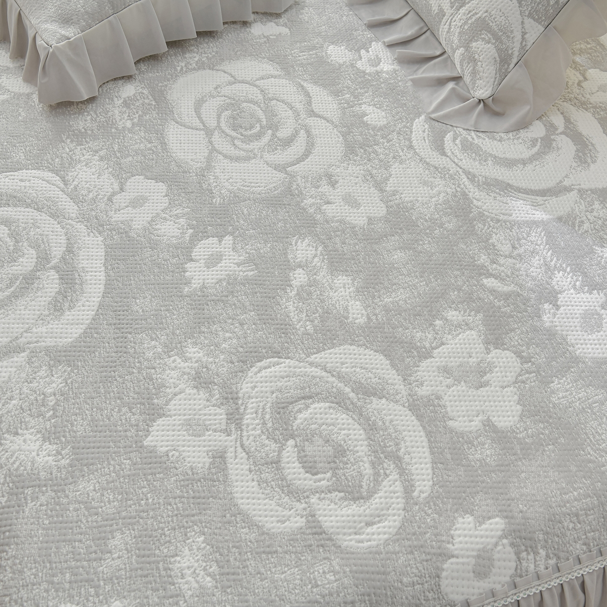 91家纺网 家纺一手货源 找家纺 绘萱家居 2026春夏新款530克PE100%提花冰凉豆豆床裙款凉席席子空调软席 云裳玫瑰-灰