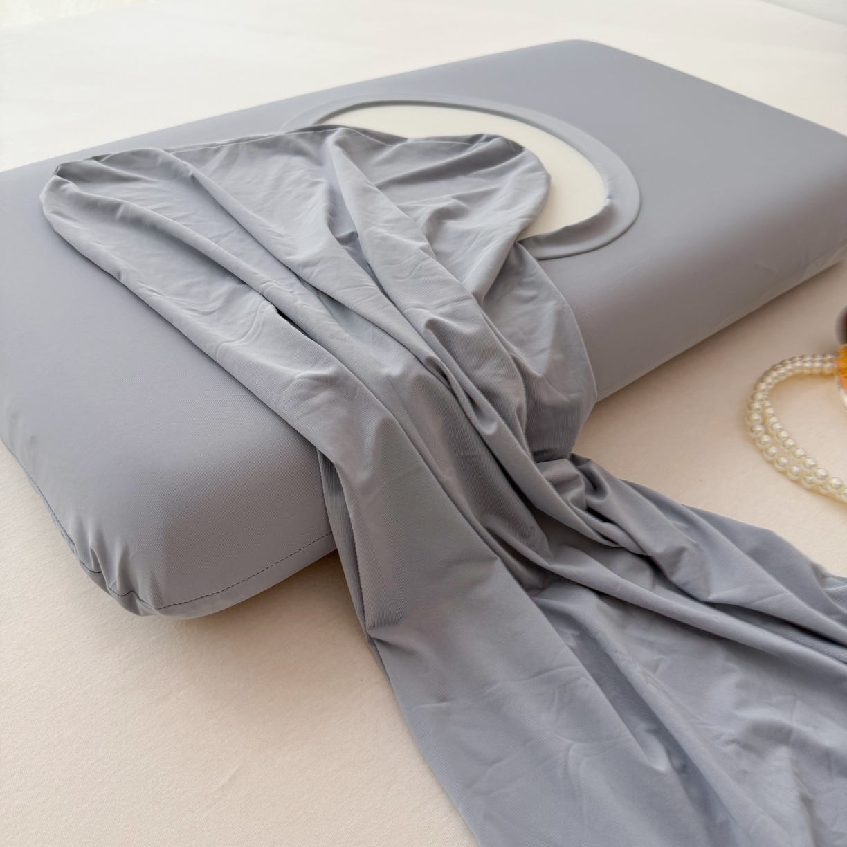 91家纺网 家纺一手货源 找家纺 百寐 2026新款夏季凉感冰皮星球深睡pro枕芯42*70保护套锦氨枕套纯色奶油色 冰皮枕套-松烟灰