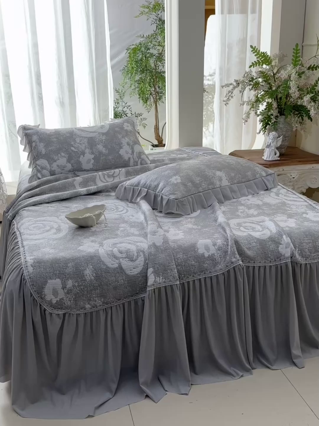 91家纺网 家纺一手货源 找家纺 绘萱家居 2026春夏新款530克PE100%提花冰凉豆豆床裙款凉席席子空调软席 云裳玫瑰-灰