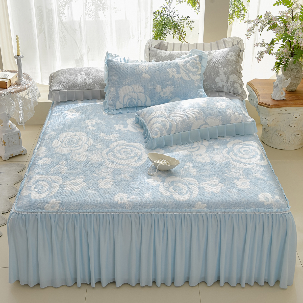 91家纺网 家纺一手货源 找家纺 绘萱家居 2026春夏新款530克PE100%提花冰凉豆豆床裙款凉席席子空调软席 云裳玫瑰-蓝