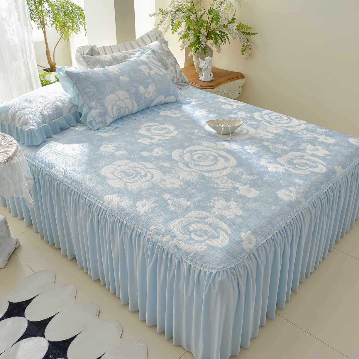 91家纺网 家纺一手货源 找家纺 绘萱家居 2026春夏新款530克PE100%提花冰凉豆豆床裙款凉席席子空调软席 云裳玫瑰-蓝