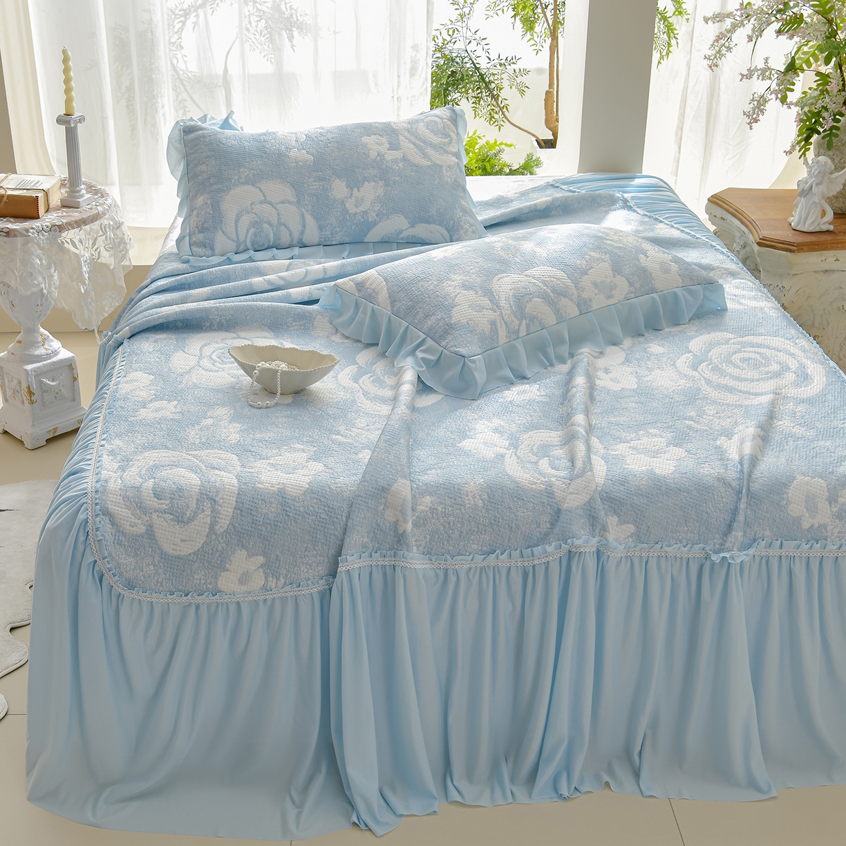 91家纺网 家纺一手货源 找家纺 绘萱家居 2026春夏新款530克PE100%提花冰凉豆豆床裙款凉席席子空调软席 云裳玫瑰-蓝