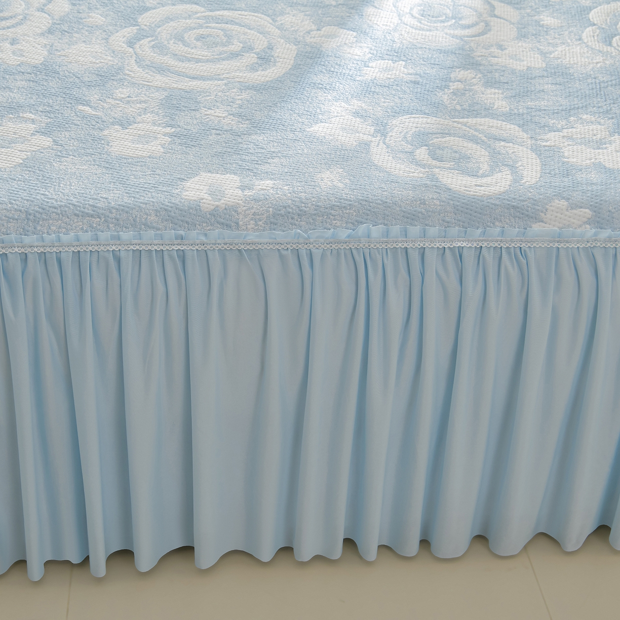 91家纺网 家纺一手货源 找家纺 绘萱家居 2026春夏新款530克PE100%提花冰凉豆豆床裙款凉席席子空调软席 云裳玫瑰-蓝