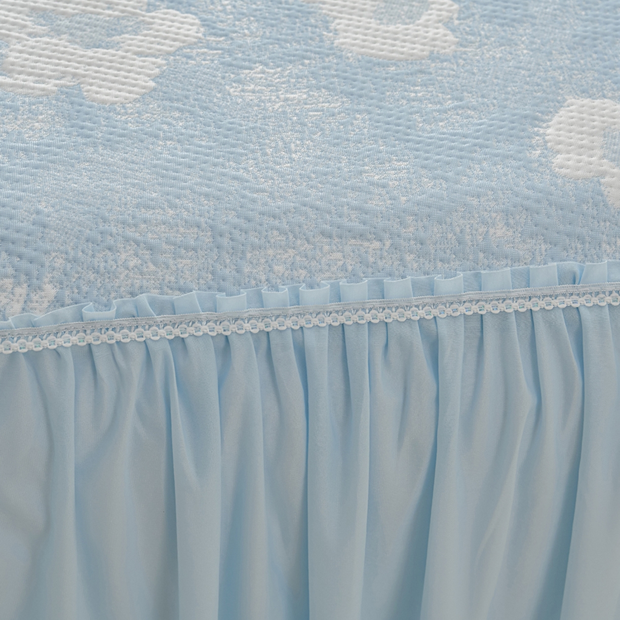 91家纺网 家纺一手货源 找家纺 绘萱家居 2026春夏新款530克PE100%提花冰凉豆豆床裙款凉席席子空调软席 云裳玫瑰-蓝