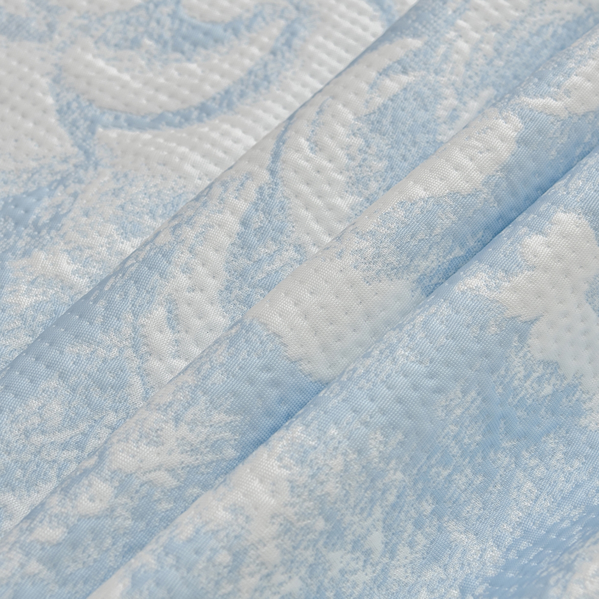 91家纺网 家纺一手货源 找家纺 绘萱家居 2026春夏新款530克PE100%提花冰凉豆豆床裙款凉席席子空调软席 云裳玫瑰-蓝