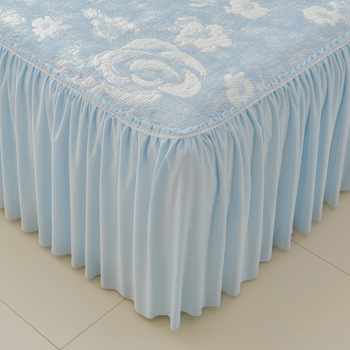 91家纺网 家纺一手货源 找家纺 绘萱家居 2026春夏新款530克PE100%提花冰凉豆豆床裙款凉席席子空调软席 云裳玫瑰-蓝