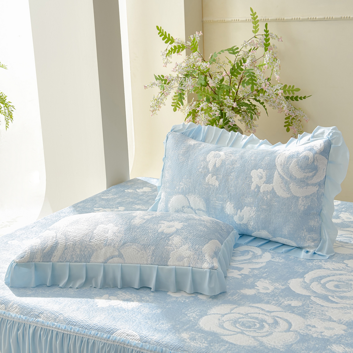 91家纺网 家纺一手货源 找家纺 绘萱家居 2026春夏新款530克PE100%提花冰凉豆豆床裙款凉席席子空调软席 云裳玫瑰-蓝