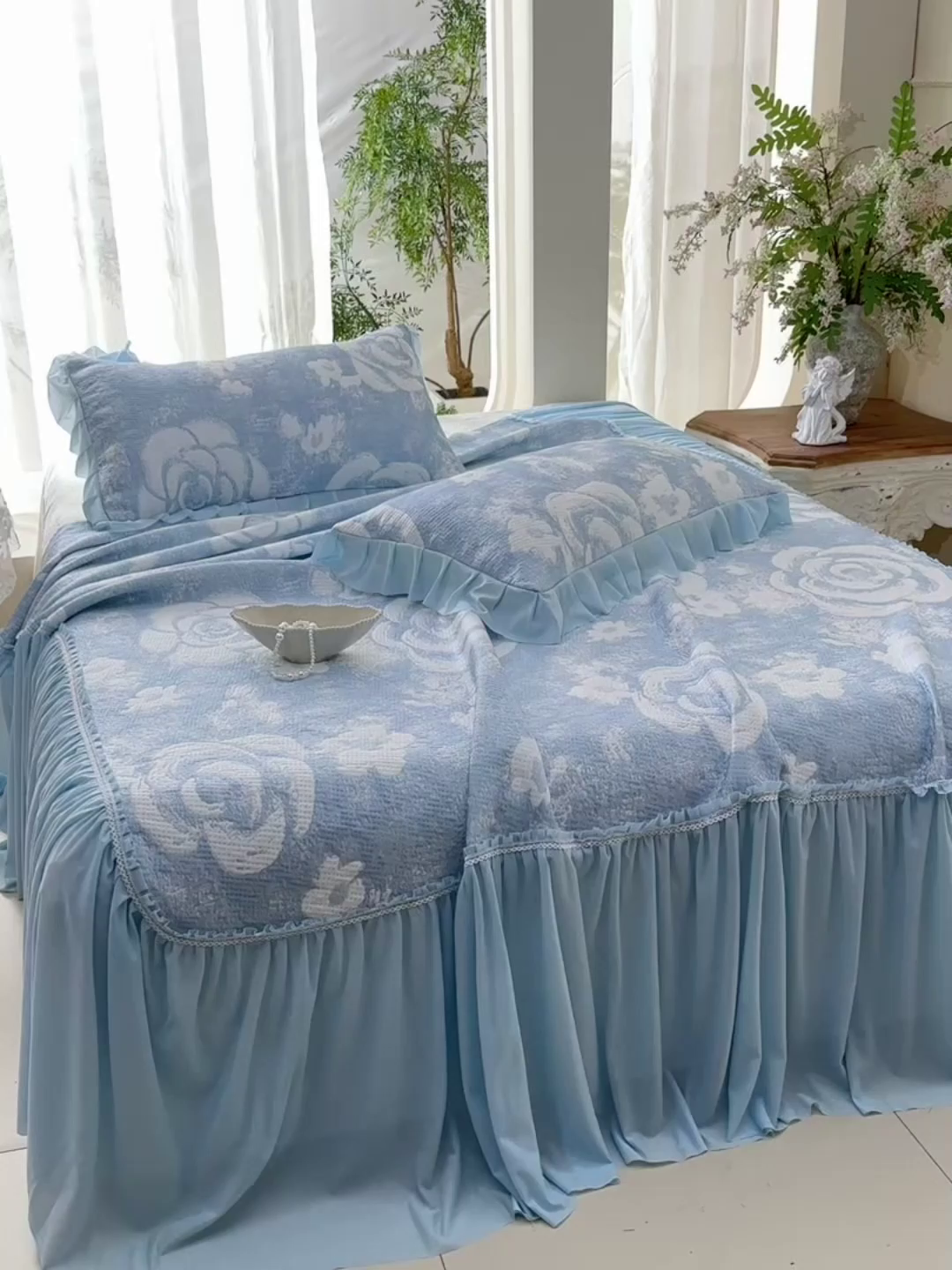 91家纺网 家纺一手货源 找家纺 绘萱家居 2026春夏新款530克PE100%提花冰凉豆豆床裙款凉席席子空调软席 云裳玫瑰-蓝