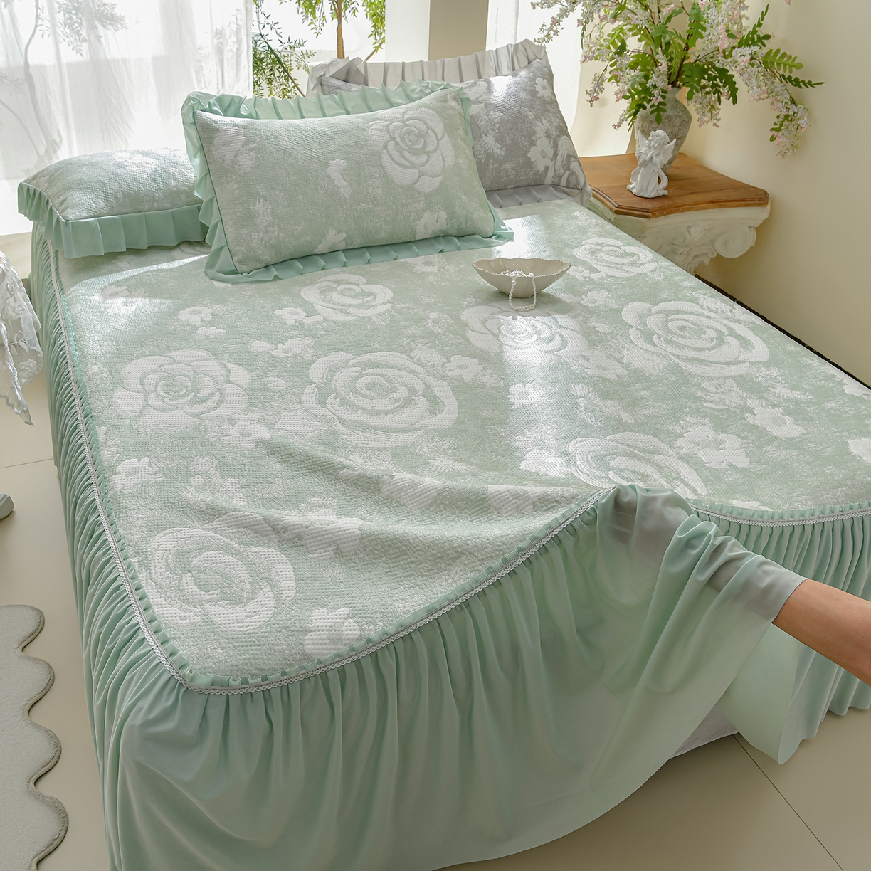 91家纺网 家纺一手货源 找家纺 绘萱家居 2026春夏新款530克PE100%提花冰凉豆豆床裙款凉席席子空调软席 云裳玫瑰-绿