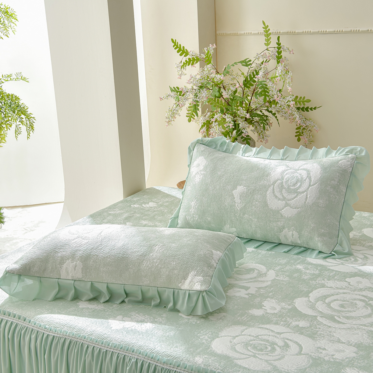 91家纺网 家纺一手货源 找家纺 绘萱家居 2026春夏新款530克PE100%提花冰凉豆豆床裙款凉席席子空调软席 云裳玫瑰-绿