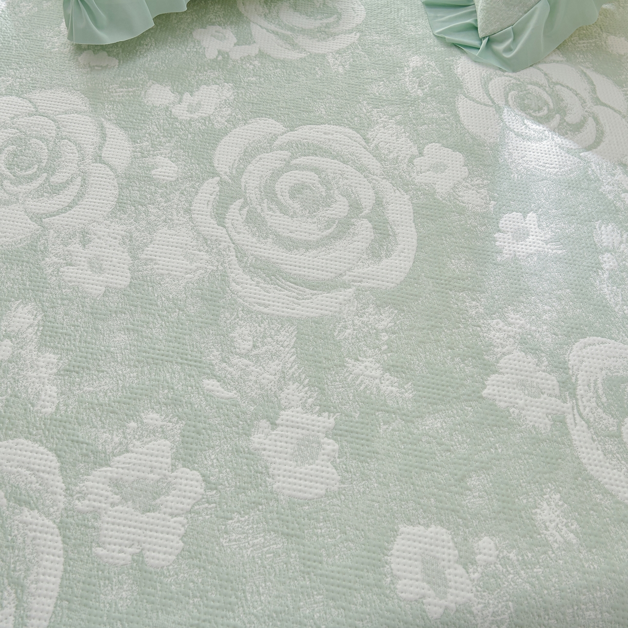 91家纺网 家纺一手货源 找家纺 绘萱家居 2026春夏新款530克PE100%提花冰凉豆豆床裙款凉席席子空调软席 云裳玫瑰-绿