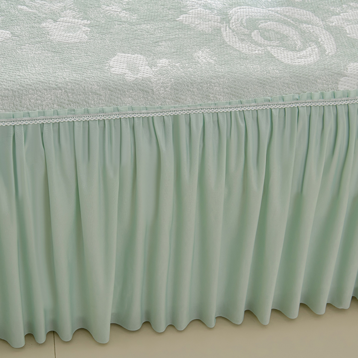 91家纺网 家纺一手货源 找家纺 绘萱家居 2026春夏新款530克PE100%提花冰凉豆豆床裙款凉席席子空调软席 云裳玫瑰-绿