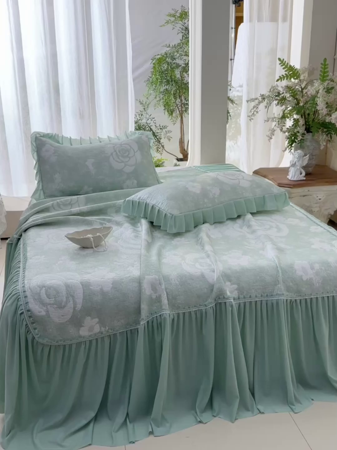 91家纺网 家纺一手货源 找家纺 绘萱家居 2026春夏新款530克PE100%提花冰凉豆豆床裙款凉席席子空调软席 云裳玫瑰-绿