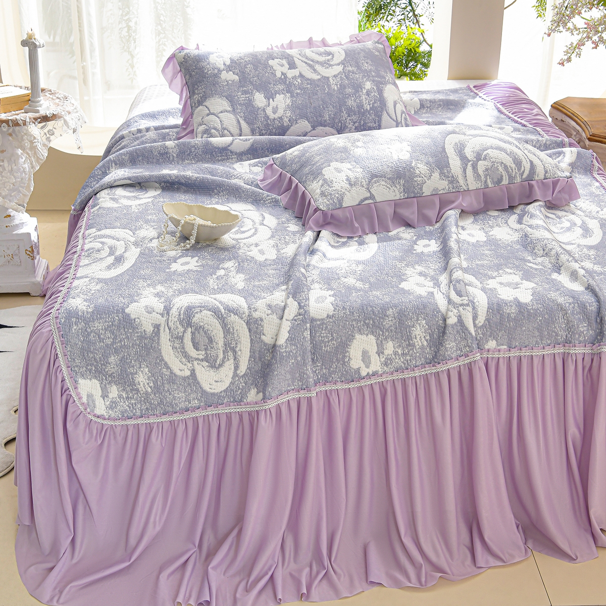 91家纺网 家纺一手货源 找家纺 绘萱家居 2026春夏新款530克PE100%提花冰凉豆豆床裙款凉席席子空调软席 云裳玫瑰-紫