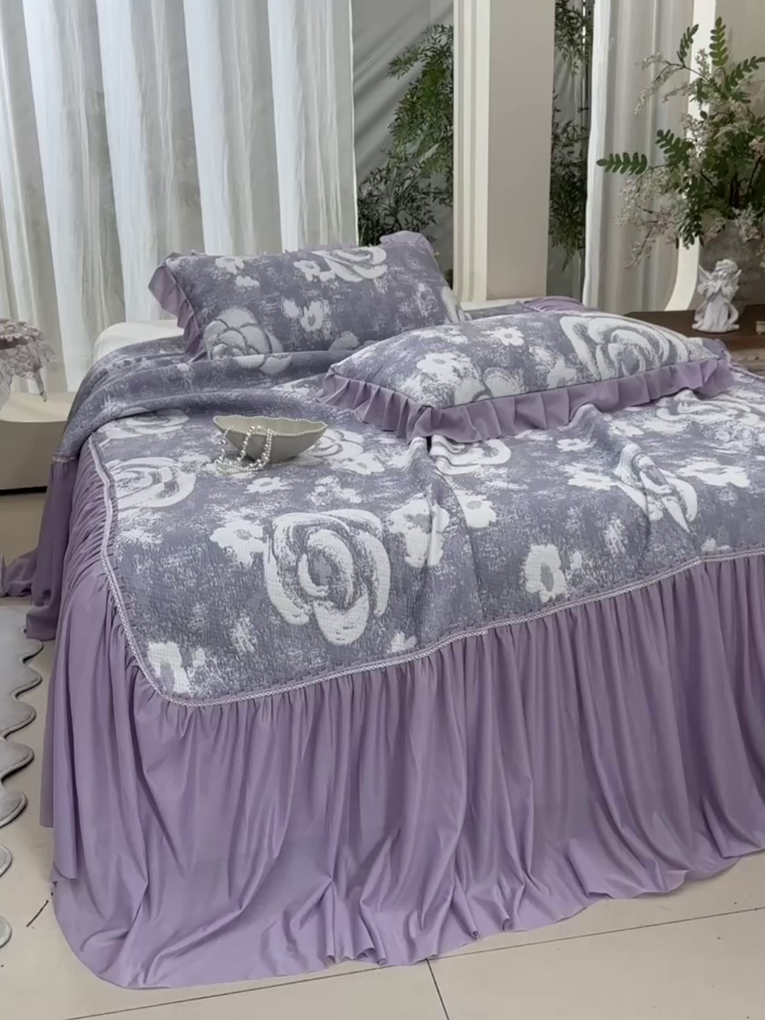 91家纺网 家纺一手货源 找家纺 绘萱家居 2026春夏新款530克PE100%提花冰凉豆豆床裙款凉席席子空调软席 云裳玫瑰-紫