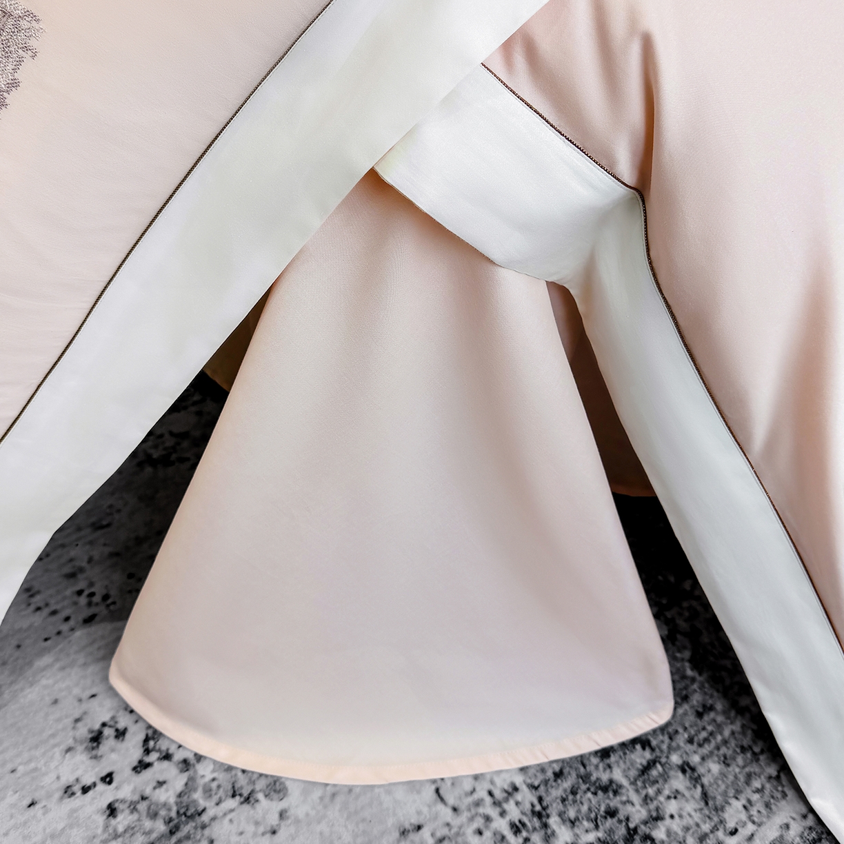 91家纺网 家纺一手货源 找家纺 欣宜家纺 2026新款A类100支全棉纯棉50x50s埃及贡缎长绒棉刺绣绣花四件套-仙本娜（控价 券后标准不低于288元） 仙本娜 轻奢粉