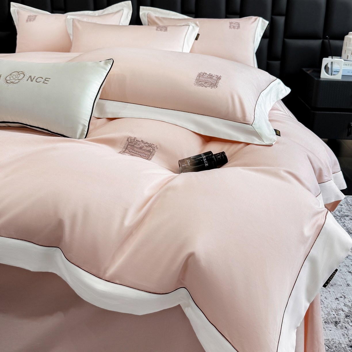 91家纺网 家纺一手货源 找家纺 欣宜家纺 2026新款A类100支全棉纯棉50x50s埃及贡缎长绒棉刺绣绣花四件套-仙本娜（控价 券后标准不低于288元） 仙本娜 轻奢粉