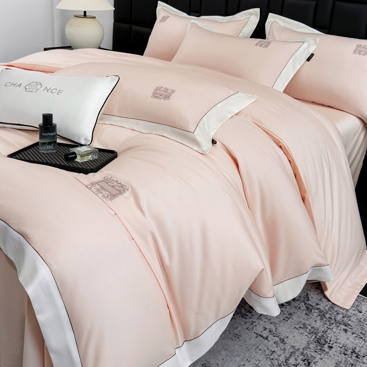 91家纺网 家纺一手货源 找家纺 欣宜家纺 2026新款A类100支全棉纯棉50x50s埃及贡缎长绒棉刺绣绣花四件套-仙本娜（控价 券后标准不低于288元） 仙本娜 轻奢粉